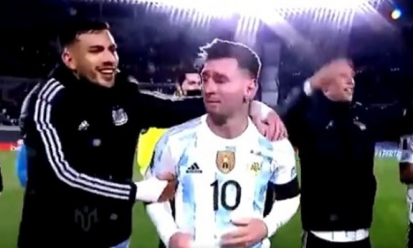 Momentul în care Lionel Messi începe să plângă în fața suporterilor. Imaginile care fac înconjurul lumii